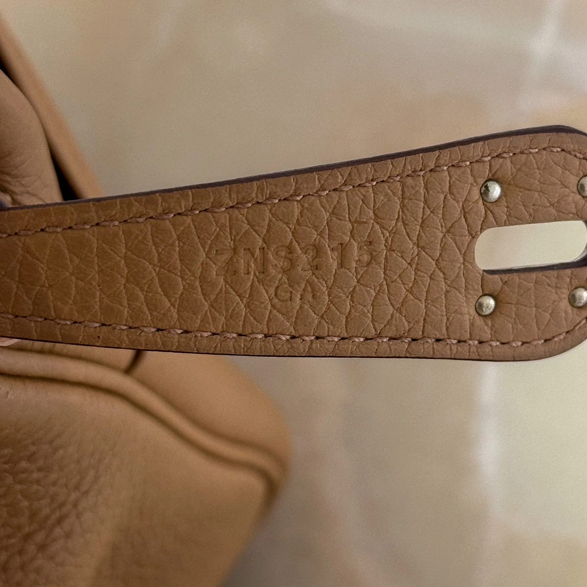 Hermès Lindy 26 in Biscuit RRP £7260 | Authentic Preloved - Image 3