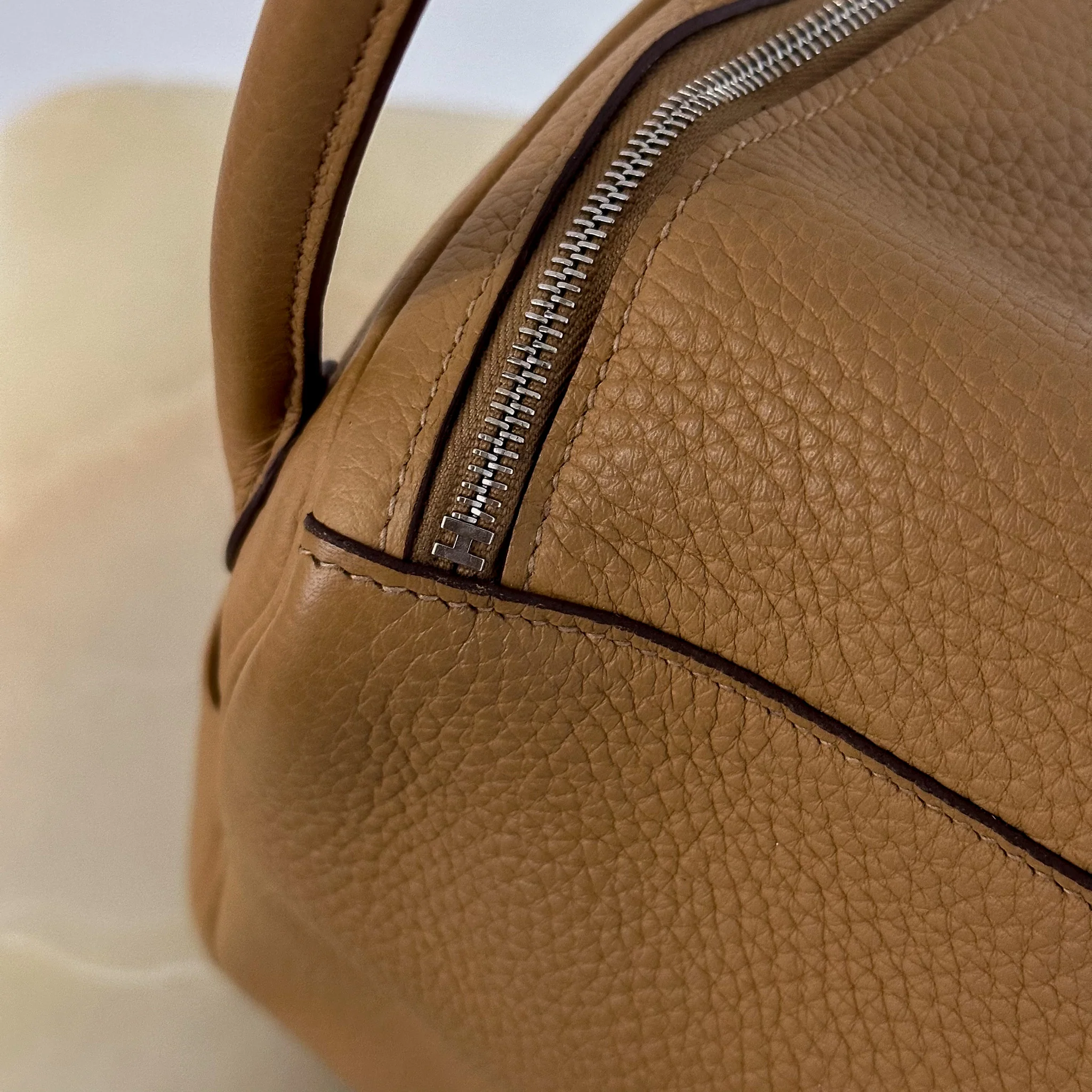 Hermès Lindy 26 in Biscuit RRP £7260 | Authentic Preloved - Image 7